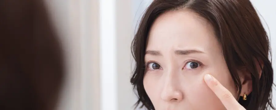 目元を気にする女性